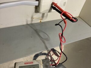 タカギ蛇口一体型浄水器を取替える工事　パナソニックキッチン　電圧確認テスター